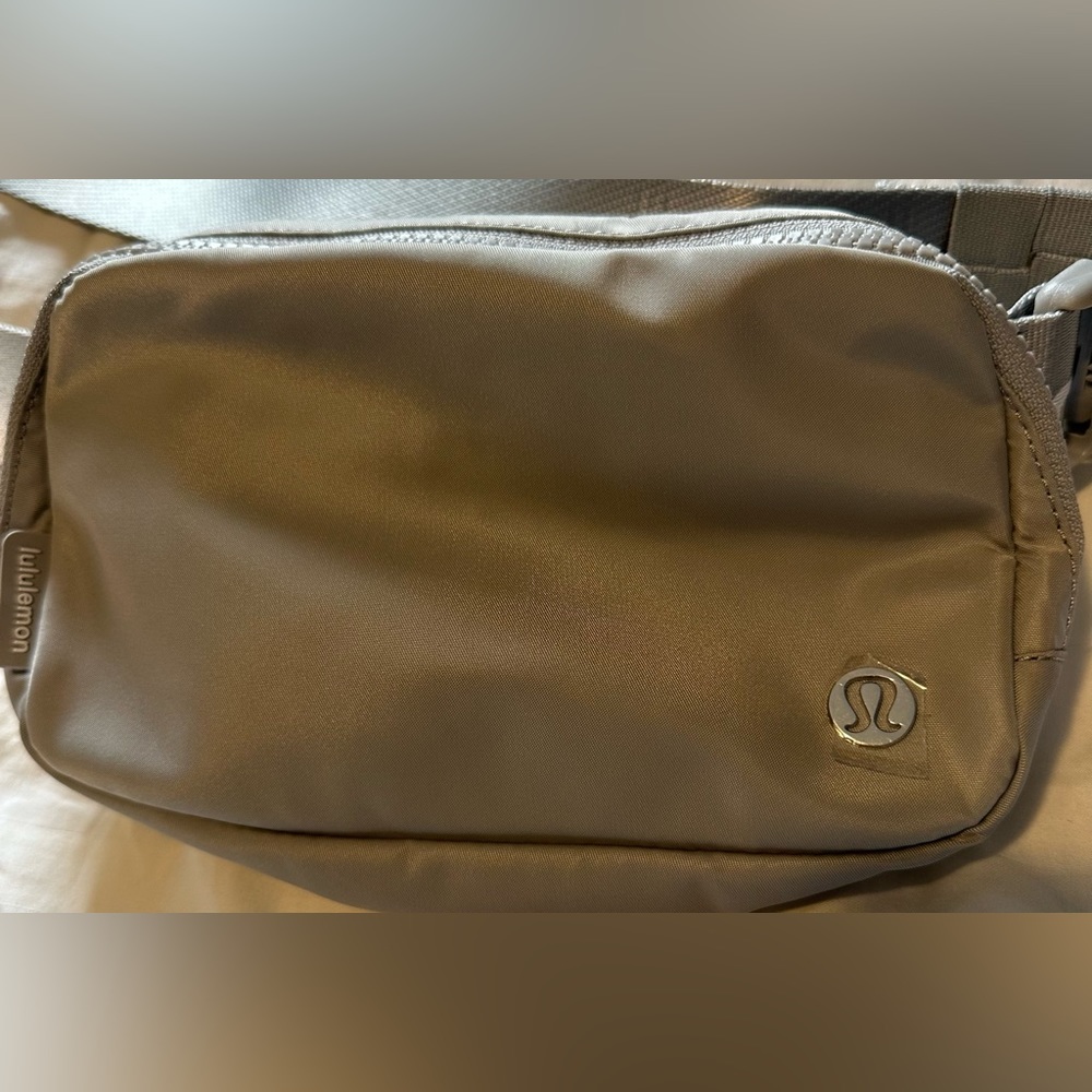 Lululemon Everywhere Belt Bag in Silverdrop